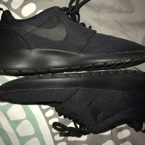 Nike Roshe Run Triple Black